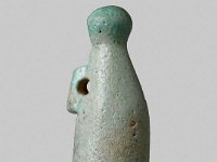 Aeg F 141  Aeg F 141, 26. Dynastie, Weiße Krone, Hellblaue Fayence, H 3,3 cm, B 1,0 cm, T 1,3 cm : Bestandskatalog Ägypten, Museumsfoto: Claus Cordes